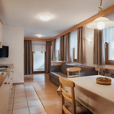 Pinis Aparthotel 3*